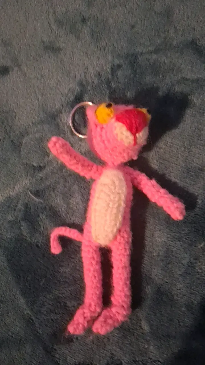Llavero tejido a mano de pantera rosa - 1