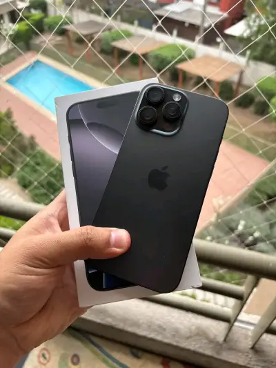 iPhone 16 Pro Max 256GB en excelente estado - miniatura 1