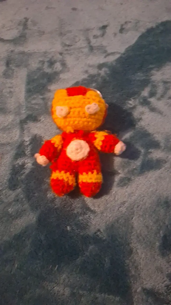 Muñeco tejido a mano estilo superhéroe - 1