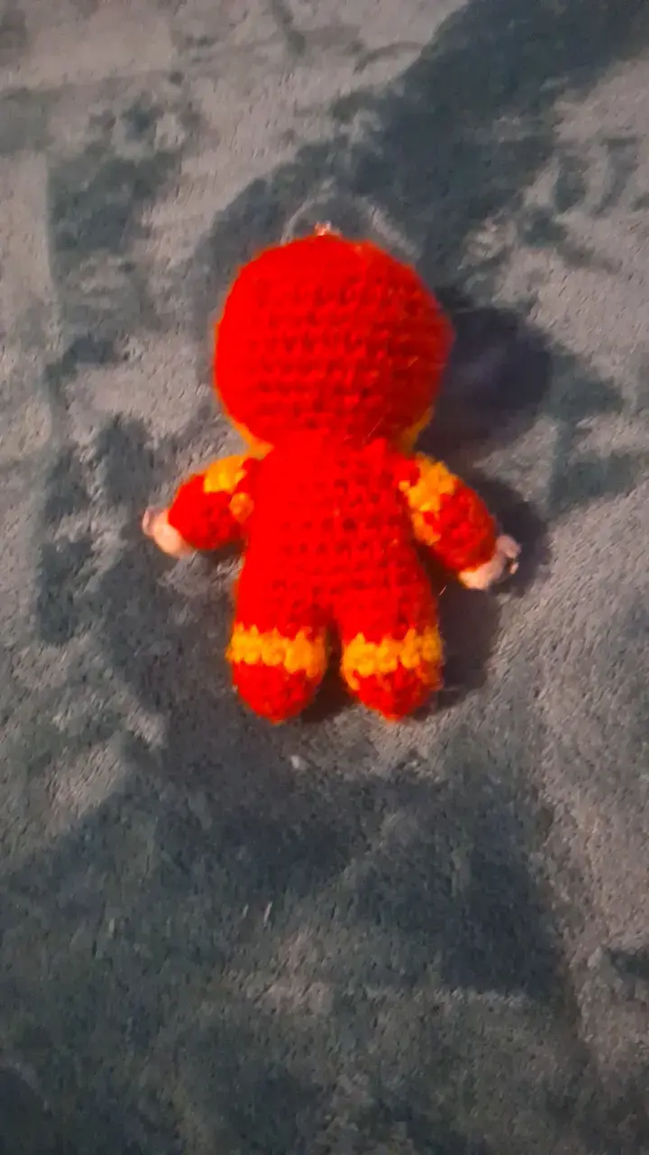Muñeco tejido a mano estilo superhéroe - 2