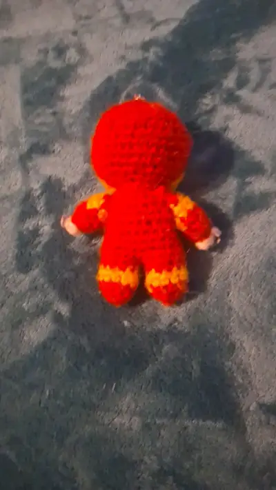 Muñeco tejido a mano estilo superhéroe - miniatura 2