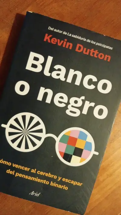 Libro 'Blanco o Negro' de Kevin Dutton - miniatura 1