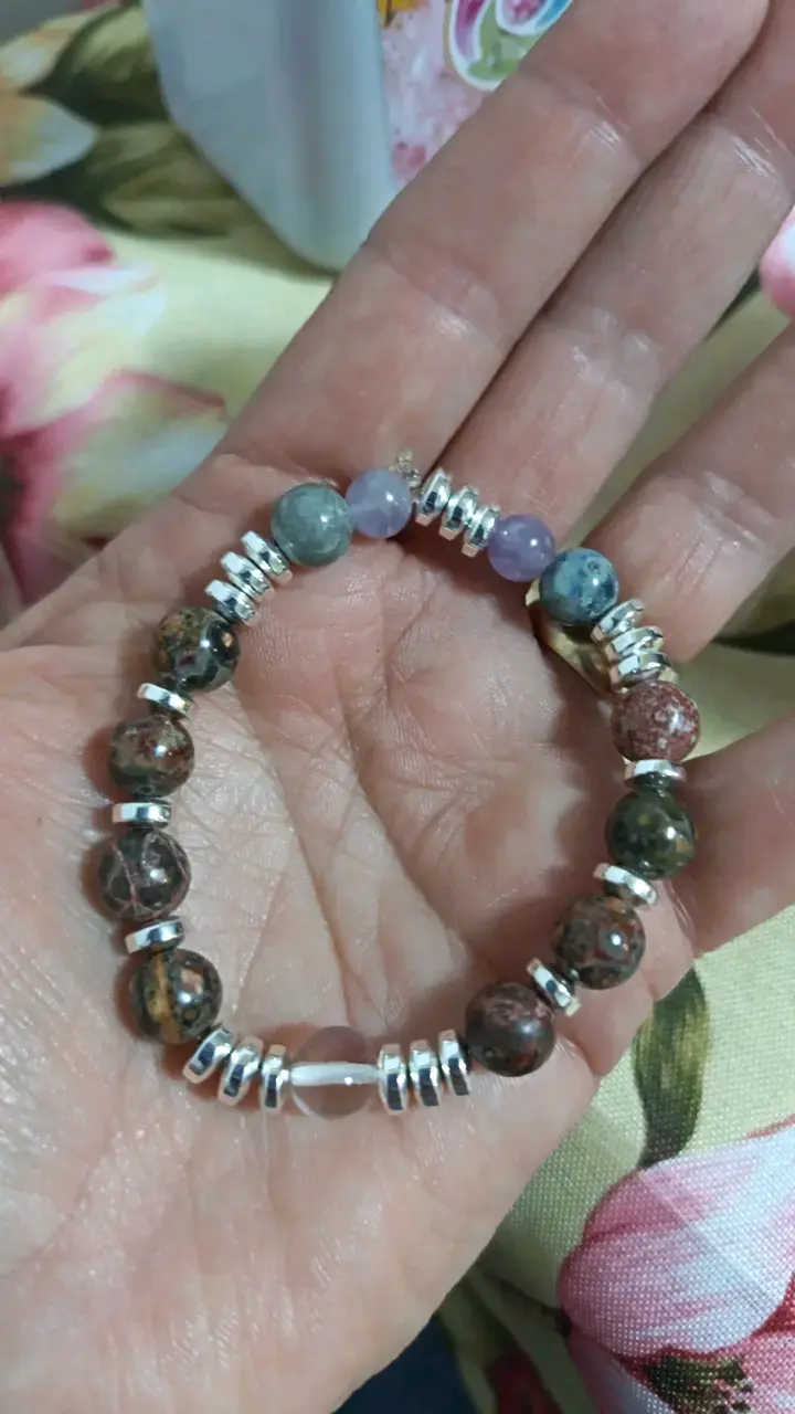 Pulsera de piedras naturales con cuentas plateadas