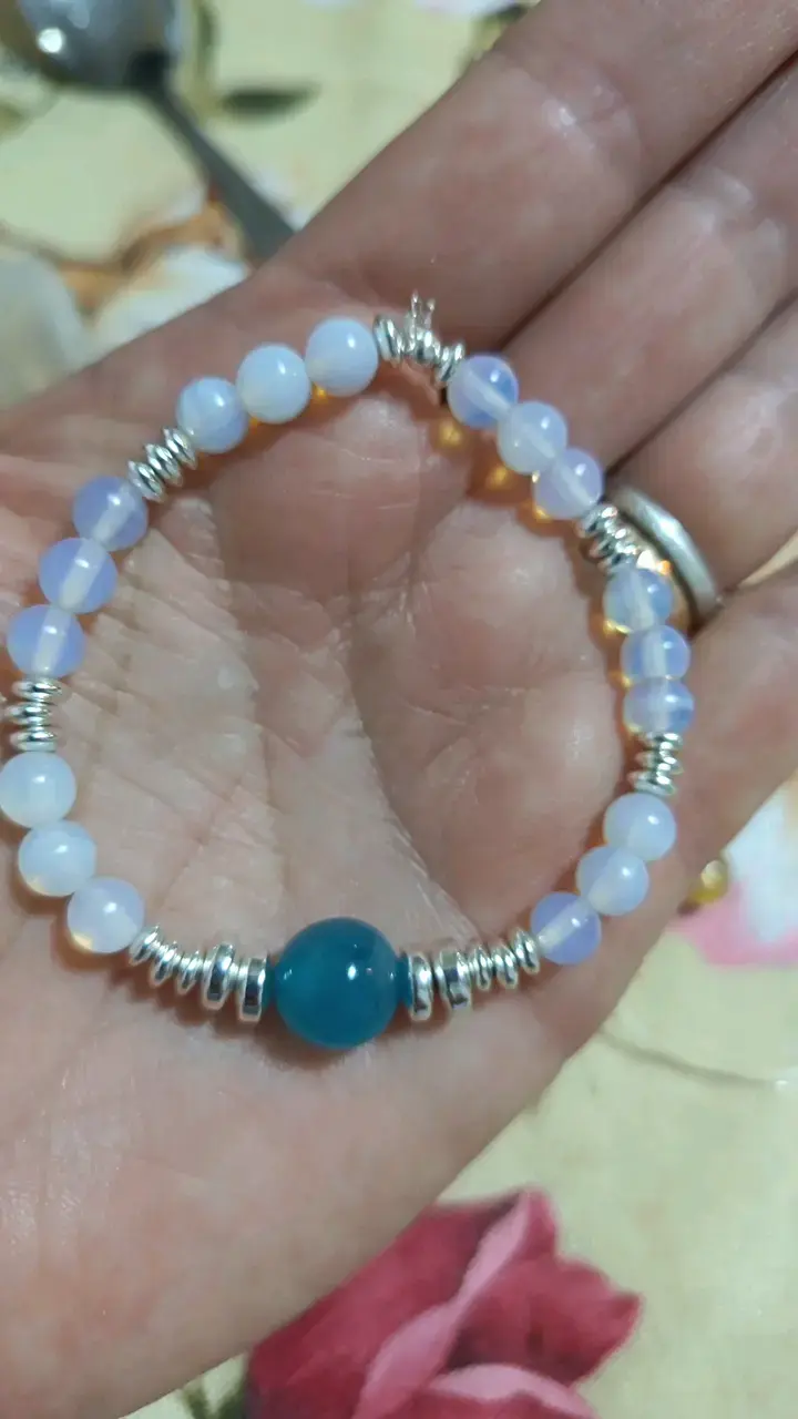 Pulsera de cuentas de piedra azul y blanca - 1