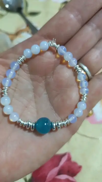 Pulsera de cuentas de piedra azul y blanca - miniatura 2