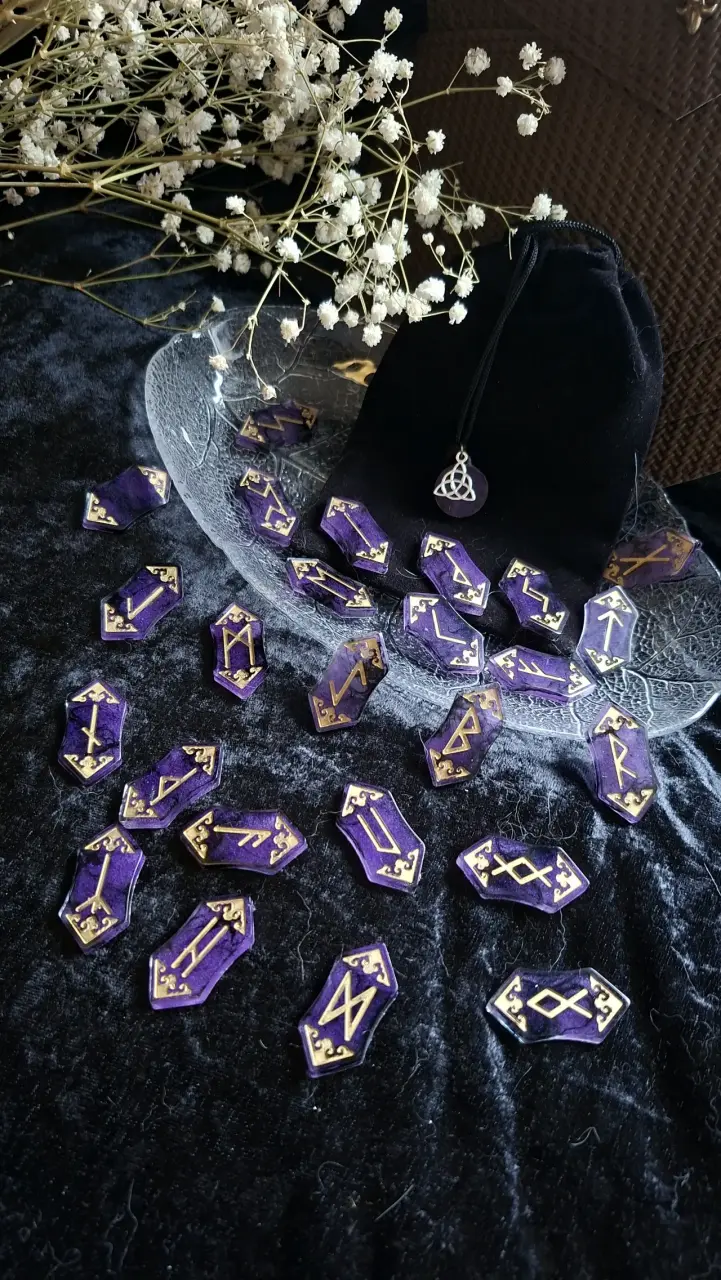 Juego de runas vikingas en resina púrpura - 1
