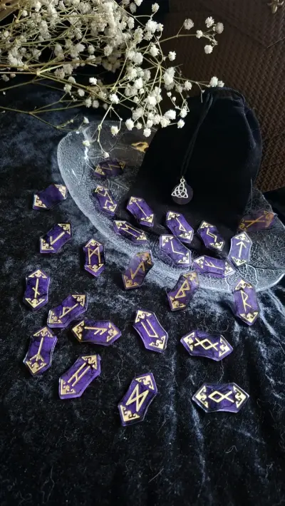 Juego de runas vikingas en resina púrpura - miniatura 1