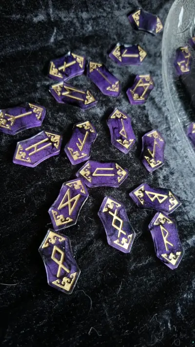 Juego de runas vikingas en resina púrpura - miniatura 2