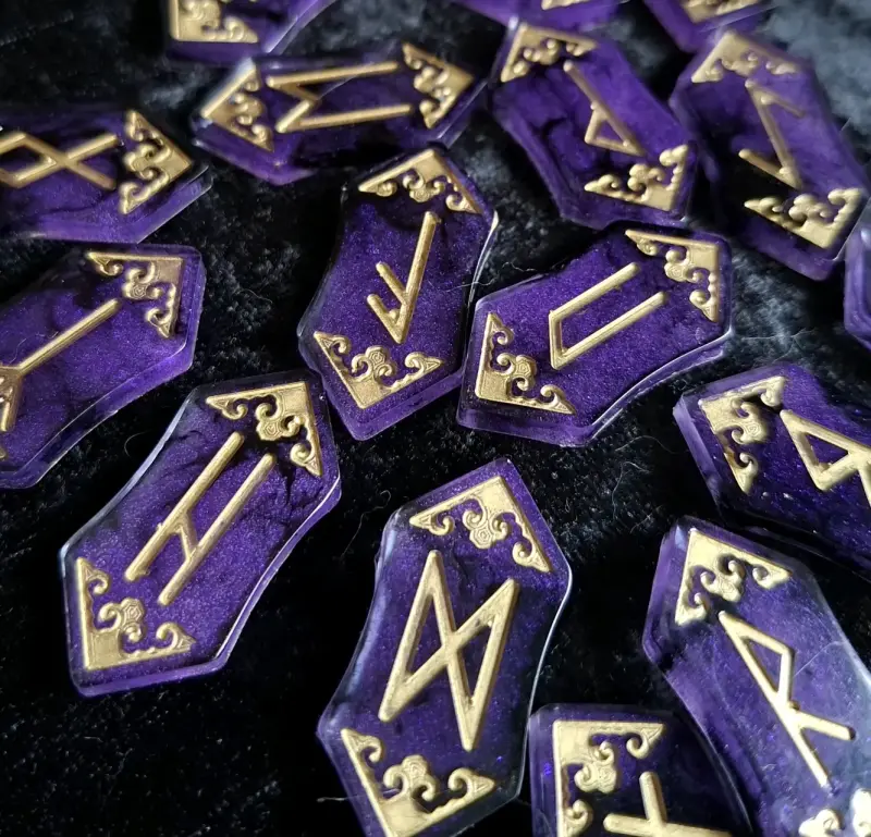 Juego de runas vikingas en resina púrpura - 3
