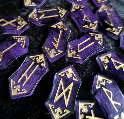 Juego de runas vikingas en resina púrpura - miniatura 3