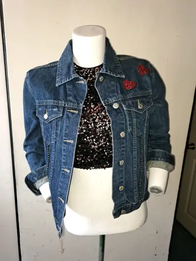Chaqueta de mezclilla con diseño de corazón y ojo - miniatura 1