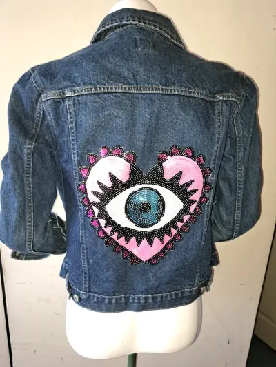 Chaqueta de mezclilla con diseño de corazón y ojo - miniatura 2