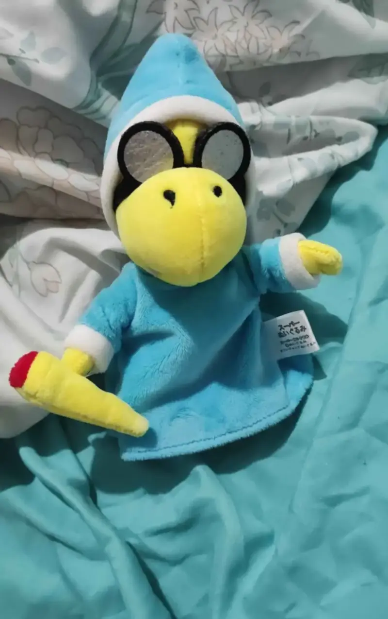 Peluche de personaje con capa azul