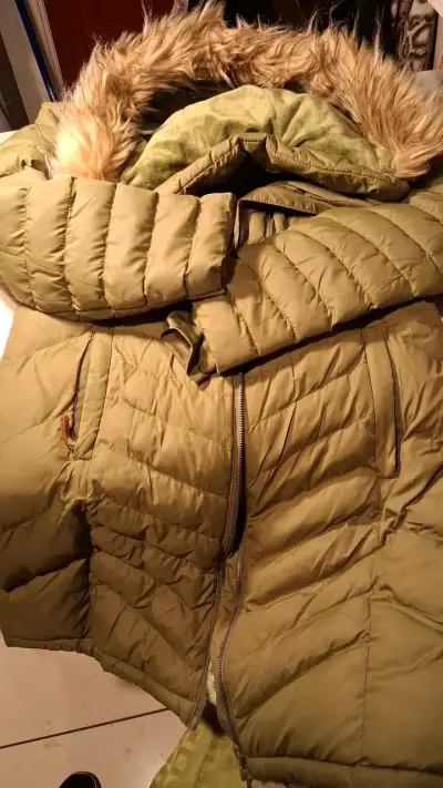 Parka verde con capucha de piel sintética - miniatura 1