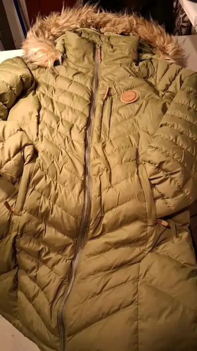 Parka verde con capucha de piel sintética - miniatura 2