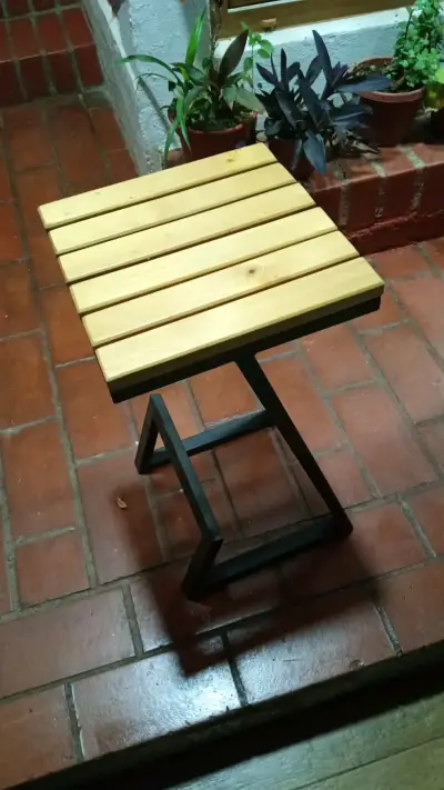 Mesa auxiliar geométrica de madera y metal - miniatura 2