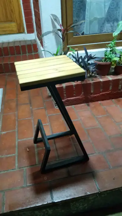 Mesa auxiliar geométrica de madera y metal - miniatura 3