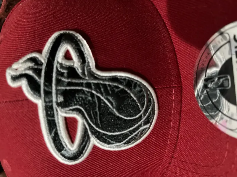 Gorra roja con logo bordado - 2
