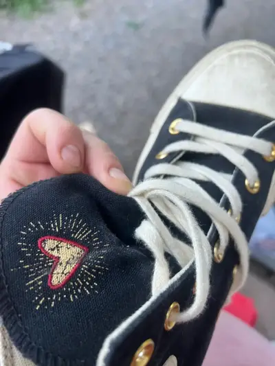 Zapatillas Converse All Star negras con corazones - miniatura 1