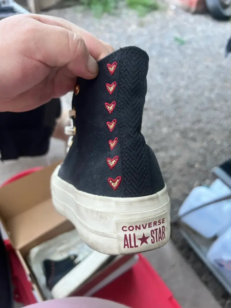 Zapatillas Converse All Star negras con corazones - 3