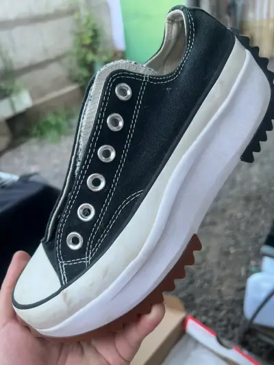 Zapatillas negras Converse con suela gruesa - miniatura 1