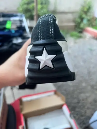 Zapatillas negras Converse con suela gruesa - miniatura 3
