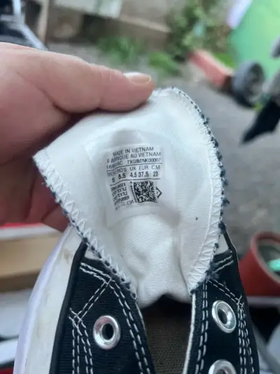 Zapatillas negras Converse con suela gruesa - miniatura 4