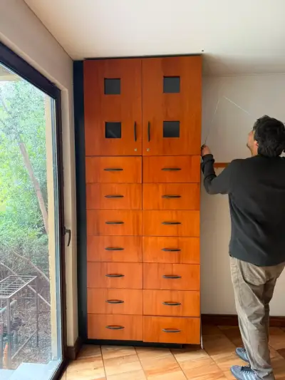 Armario de madera con múltiples cajones - miniatura 1