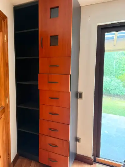 Armario de madera con múltiples cajones - miniatura 2