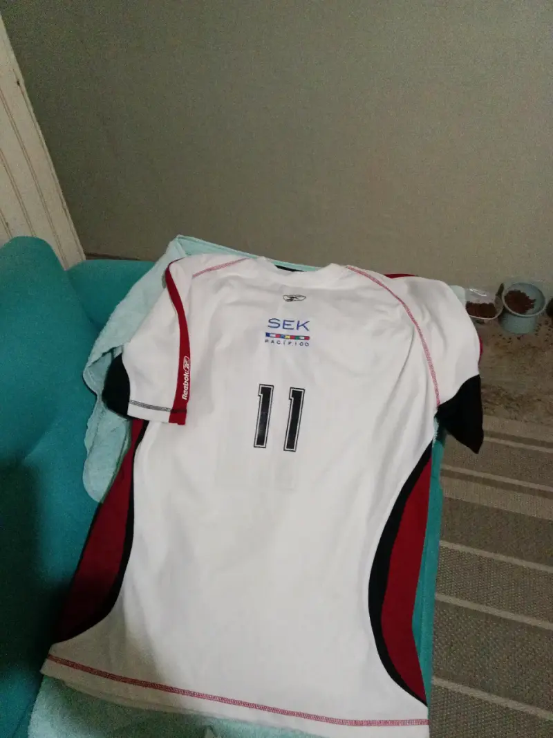 Camiseta deportiva blanca Reebok con número 11 - 1