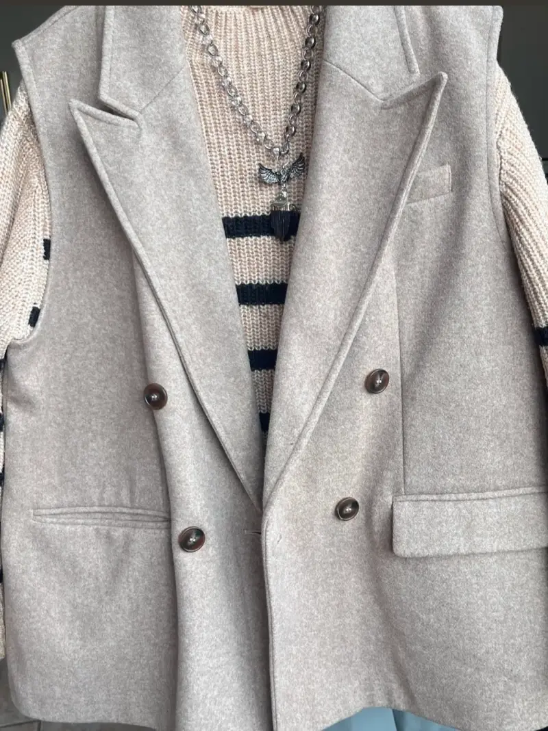 Abrigo sin mangas marca Zara - 2