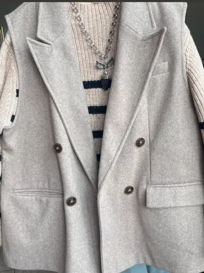 Abrigo sin mangas marca Zara - miniatura 2