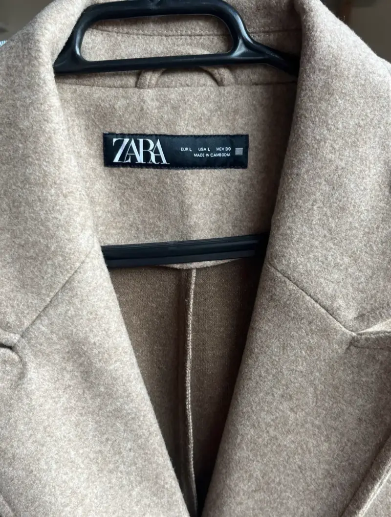 Abrigo sin mangas marca Zara - 3