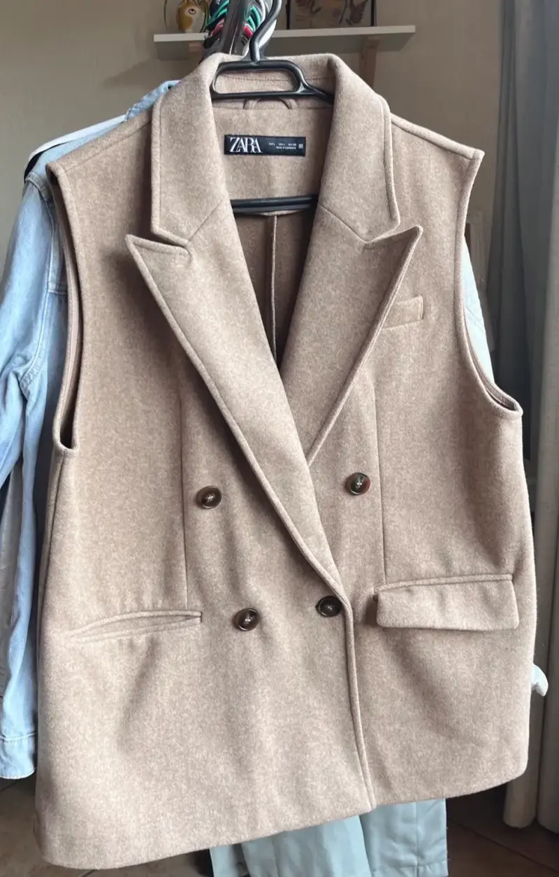 Abrigo sin mangas marca Zara - 4