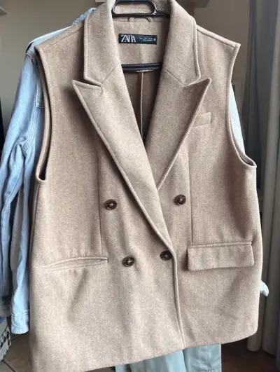 Abrigo sin mangas marca Zara - miniatura 5