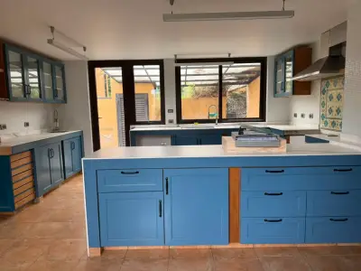 Cocina modular con muebles azules y encimeras de mármol - miniatura 1