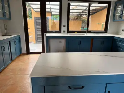 Cocina modular con muebles azules y encimeras de mármol - miniatura 2