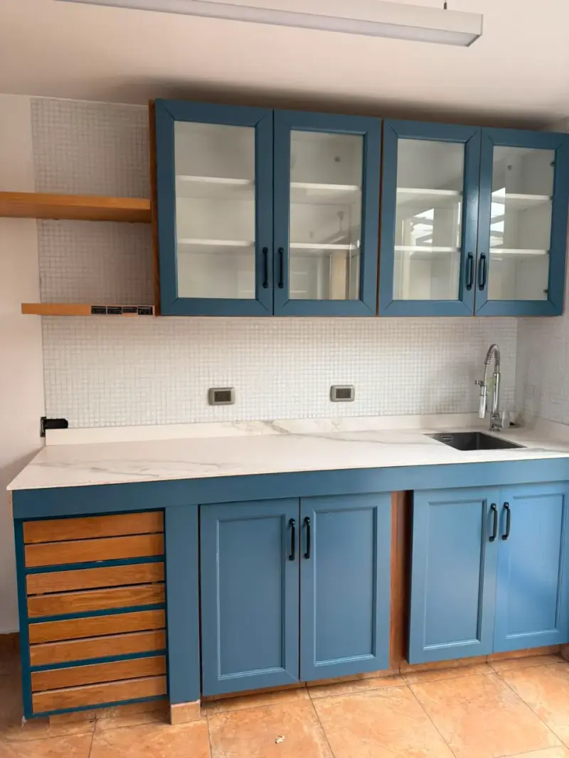 Cocina modular con muebles azules y encimeras de mármol - 3