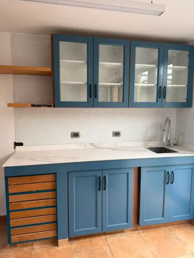 Cocina modular con muebles azules y encimeras de mármol - miniatura 3