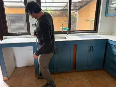 Cocina modular con muebles azules y encimeras de mármol - miniatura 4