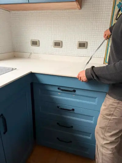 Cocina modular con muebles azules y encimeras de mármol - miniatura 6