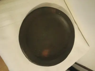 Plato de cerámica negra artesanal - miniatura 1