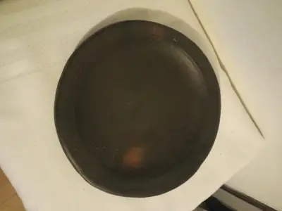 Plato de cerámica negra artesanal - miniatura 2