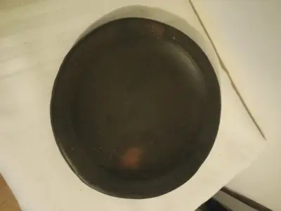 Plato de cerámica negra artesanal - miniatura 4