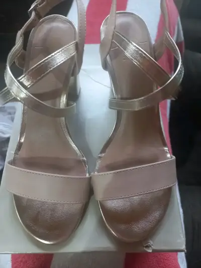 Sandalias de tacón doradas elegantes - miniatura 1
