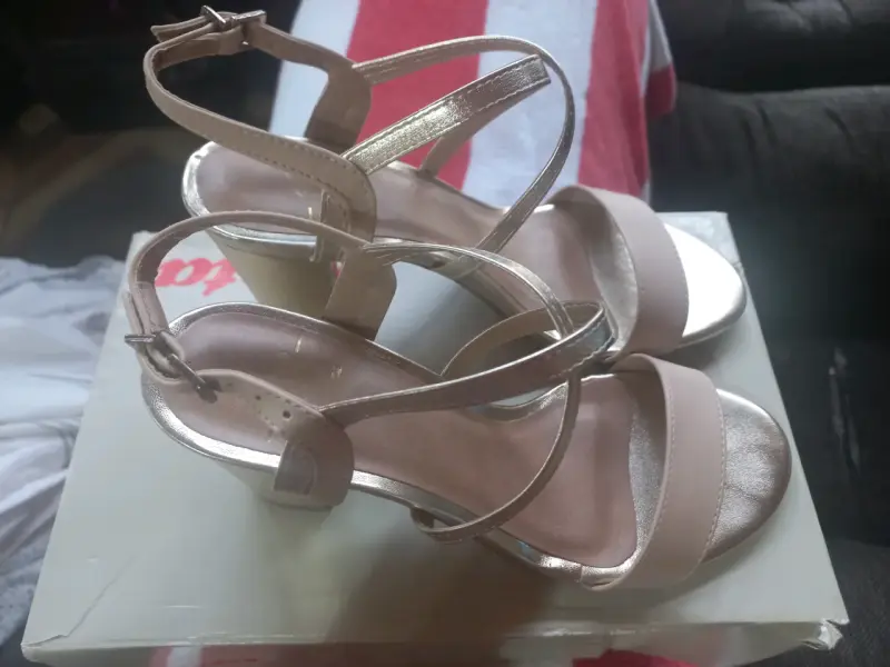 Sandalias de tacón doradas elegantes - 2