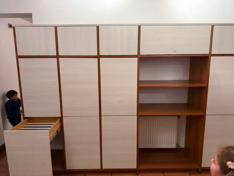 Armario de madera con múltiples compartimentos - 3