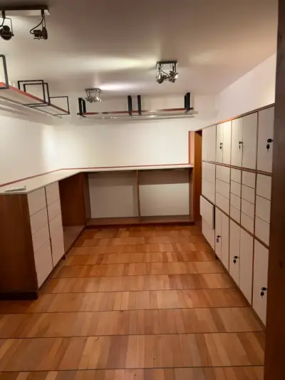 Armario de madera con múltiples compartimentos - miniatura 5