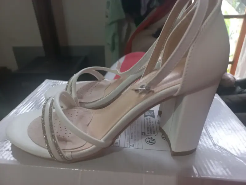 Sandalias de tacón alto blancas elegantes - 1