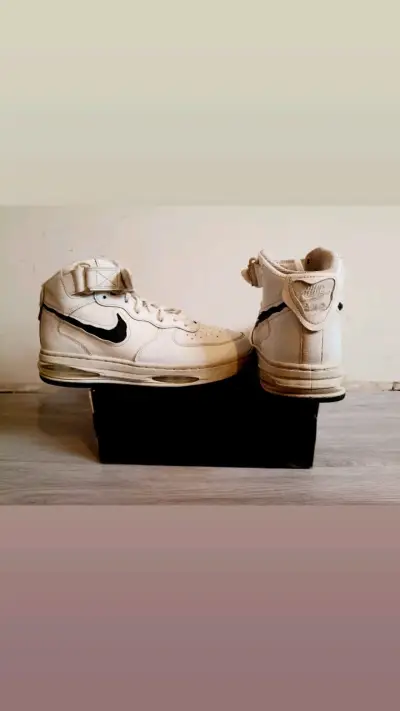 Zapatillas deportivas Nike Air blancas y negras - miniatura 1